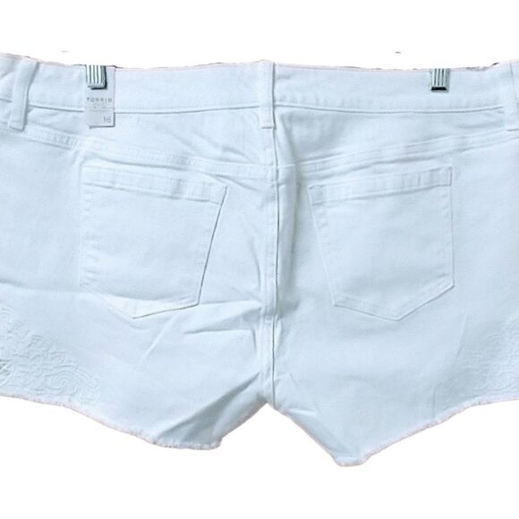 Torrid Plus Size 3.5” Short White With Laser Embroidery Denimb Shorts Size 16 - Picture 6 of 11